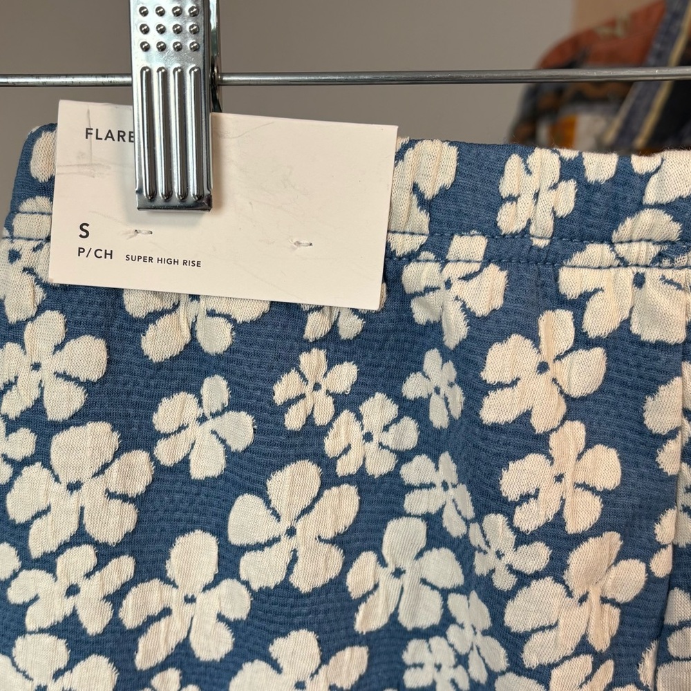 American Eagle floral flare high rise pull on pants, size small - Picture 8 of 10